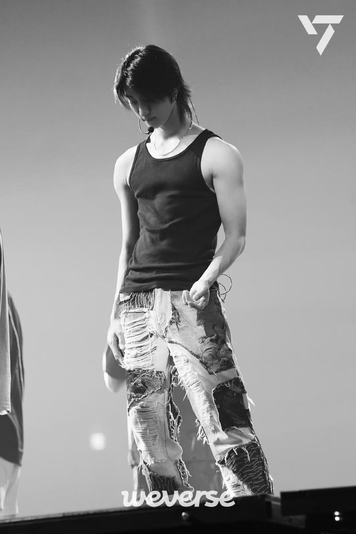 谁来管管徐明浩的幽默感徐明浩这么妙的嘛粉丝问：衣服里有内搭吗？徐明浩：有，人皮。