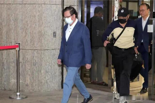 1小时凑齐2800万现金交保！郑文灿结束48天羁押

郑文灿涉嫌收贿500万，遭
