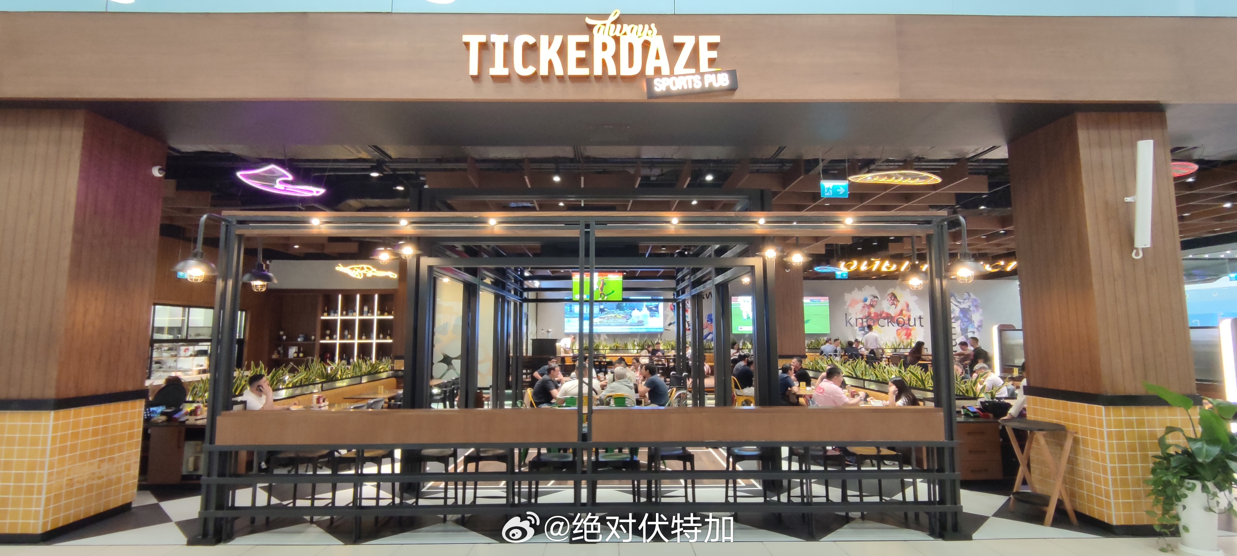 阿拉木图国际机场的世界杯气氛。美加墨世界杯世界杯足球 哈萨克斯坦·阿拉木图国际机