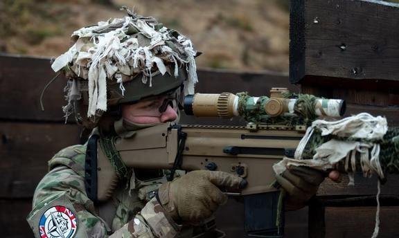 NATO 驻爱沙尼亚多国战斗群
近期开展了壕沟作战训练，内容涵盖渗透推进、无人机