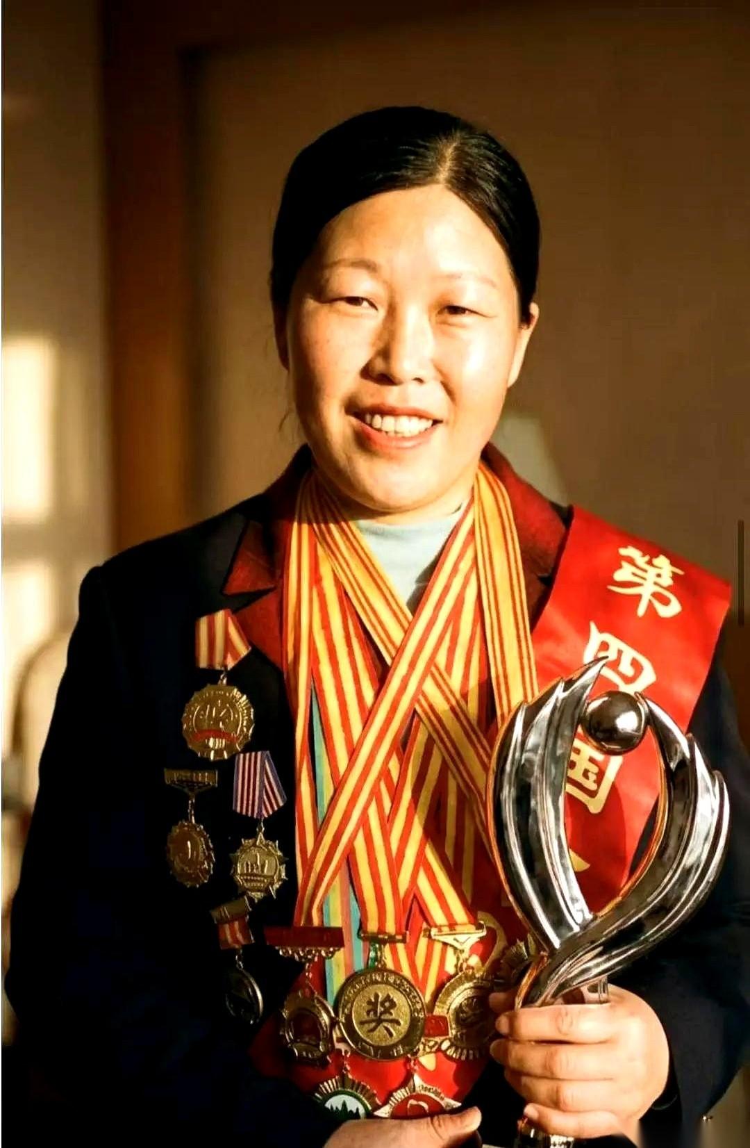 翻看关于毛乌素沙漠治沙史的档案，里面有段记录让人连呼吸都觉得坠得慌。
一个怀孕9