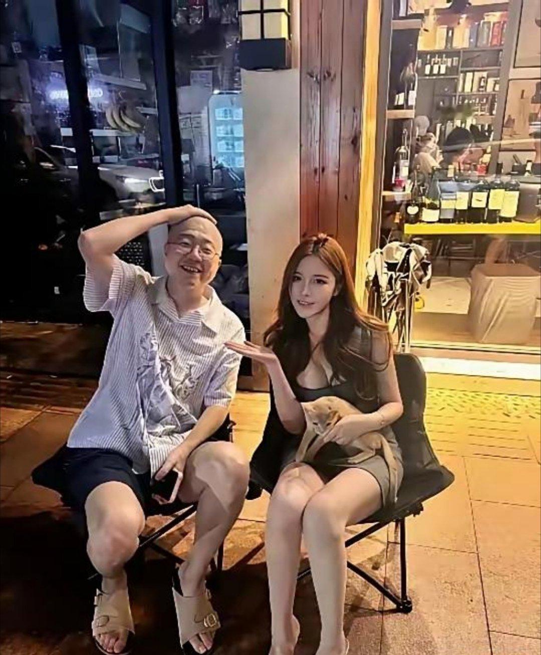 一个男人成不成功，这或许就是标准之一吧。这女的是李诞女朋友？不够漂亮啊，李诞要这