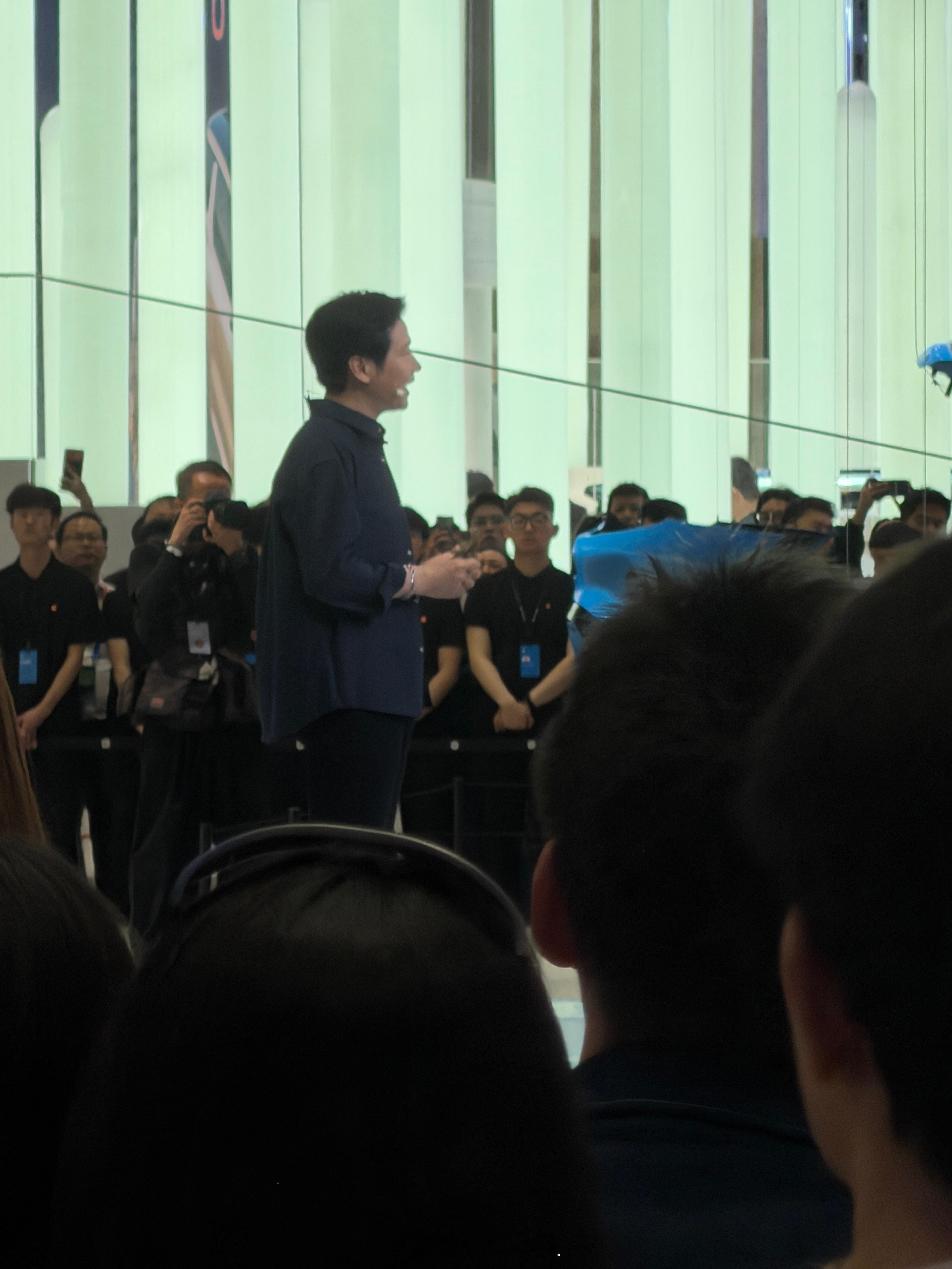 第一次见雷总，侧面