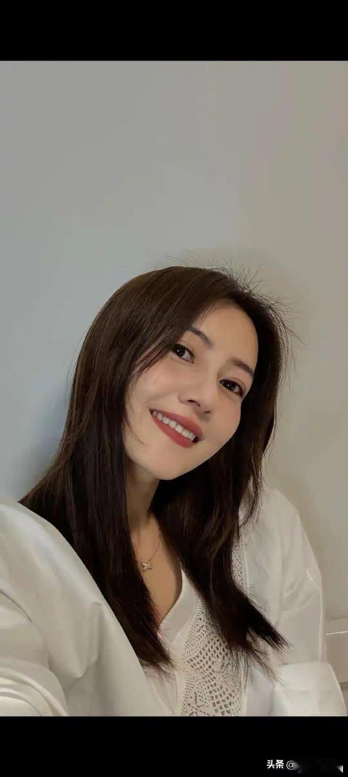 高圆圆五一假期专注追剧，一袭白衣尽显优雅。46岁的她气质依旧，岁月似乎格外优待这
