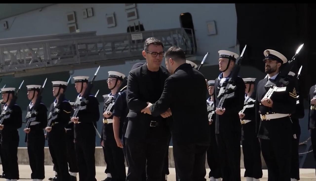 泽连斯基成为首位受到新任英国首相安迪·伯纳姆接待的外国领导人。泽连斯基首次会见英