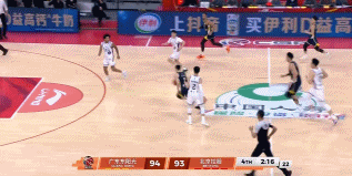 胡明轩太拼了！自己抢下篮板直接推反击，一条龙持球全速冲筐，全场奔袭杀到篮下，迎着