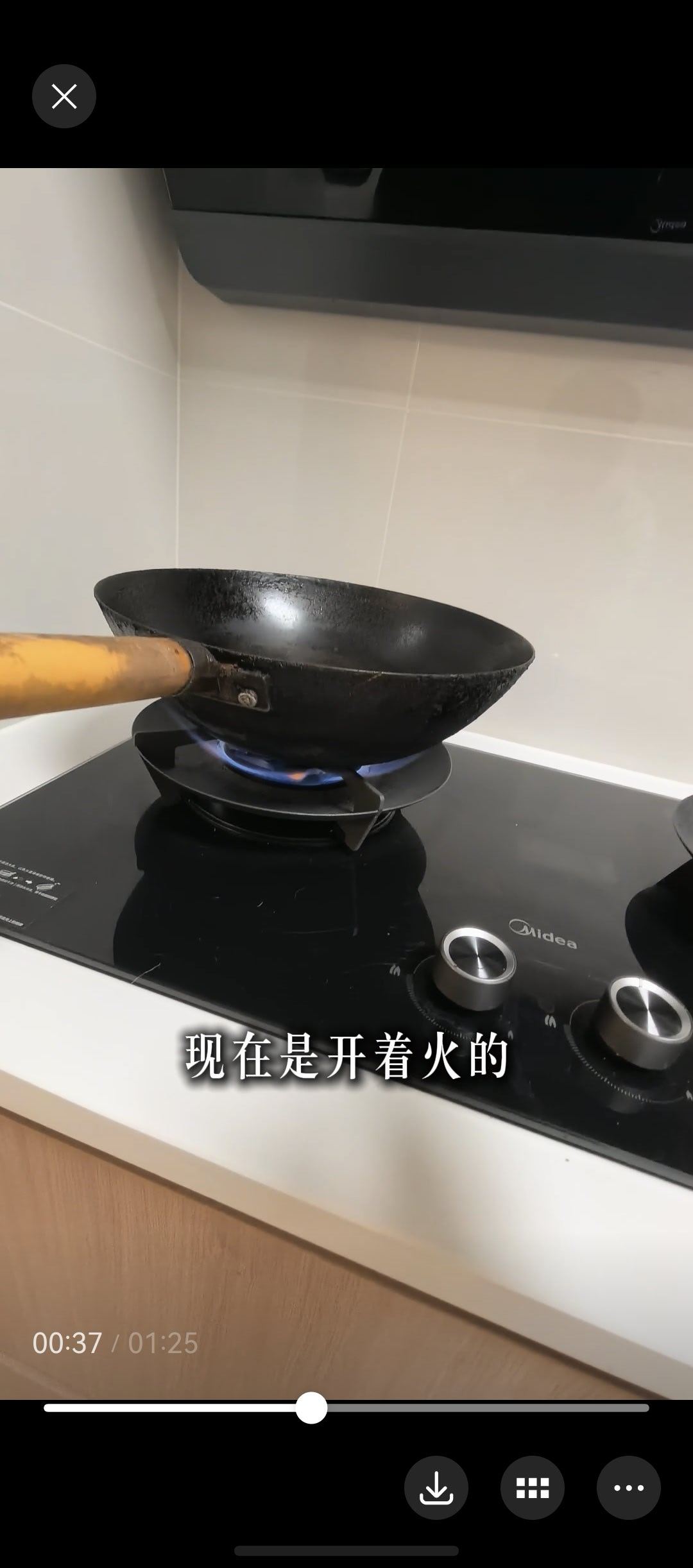 有意思，华为门锁跟抽油烟机可以联动了，这是一种很常见的家庭场景，就是一边在做饭，