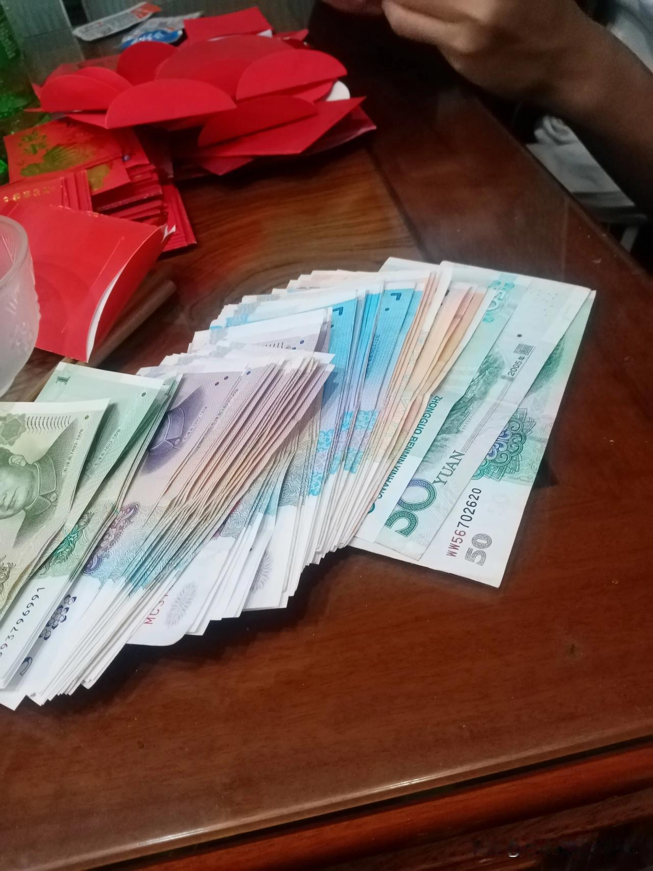 今天回娘家拜年，遇到了两件憋屈的事情，我爷娶了两个老婆，大老婆生了3个人就没了，