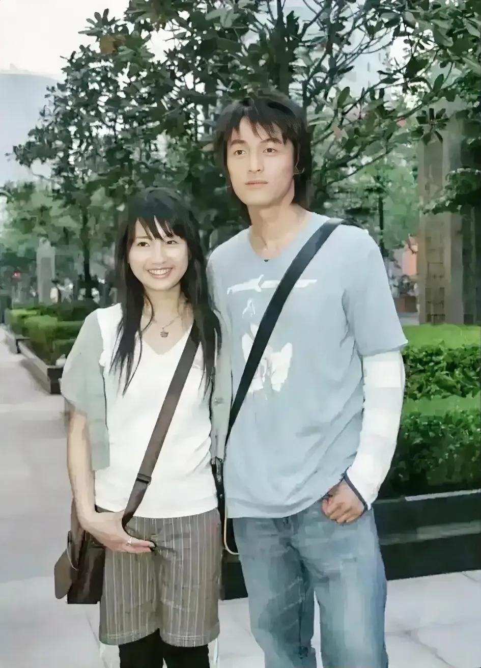 胡歌和谁站在一起呀？那时候的他好青涩，也好帅。