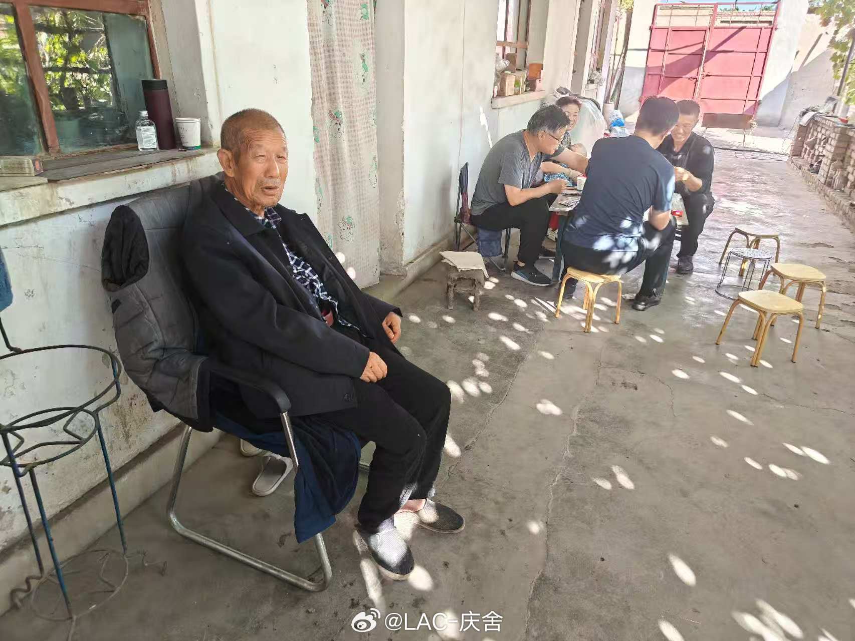 我们团队的摄像东哥的老家在新疆哈密。他从小就生活在淄博，相隔甚远，聚少离多。这次