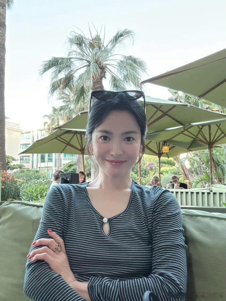 宋慧乔 越素越美岁月真的不会败美人宋慧乔你怎么越素越美啊，穿搭简单大方，头发只是