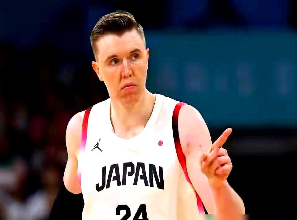 球还没抛起，沈阳的夜就紧了起来。
日本把渡边雄太、霍金森都召回，摆明要抢命。
郭