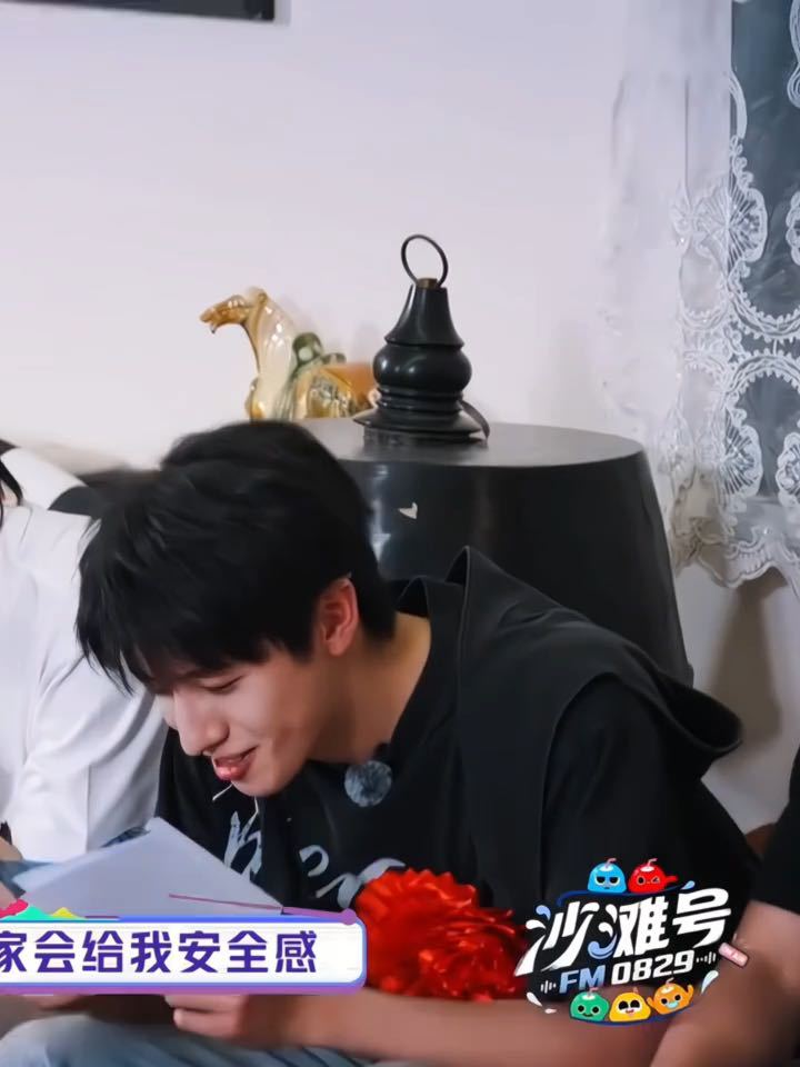 朱志鑫喜欢宅家朱志鑫家会给我安全感一路向海的少年外界喧嚣纷繁，家就充当着缓冲的角