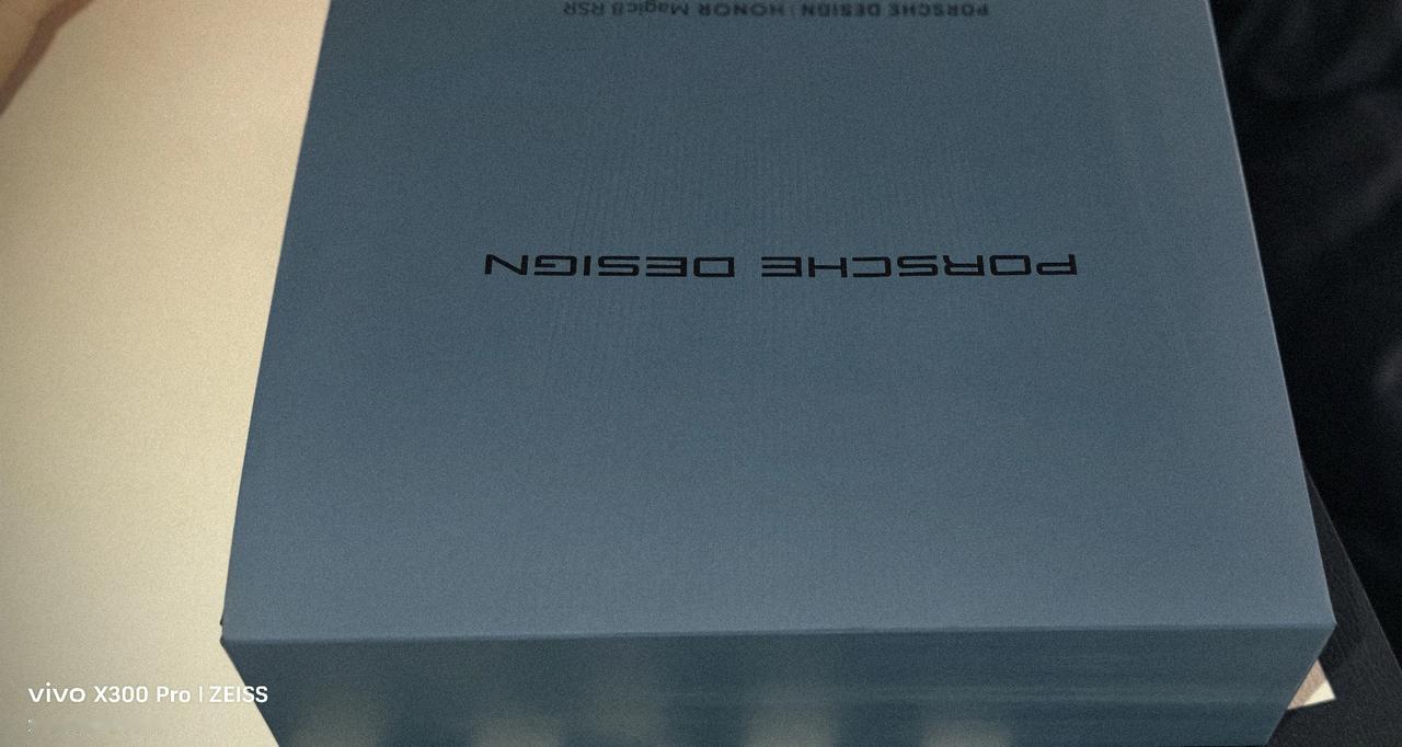 本来还想着不麻烦孩子、自己和老哥们开心过个生日就行了，结果儿子儿媳突然出现，又送
