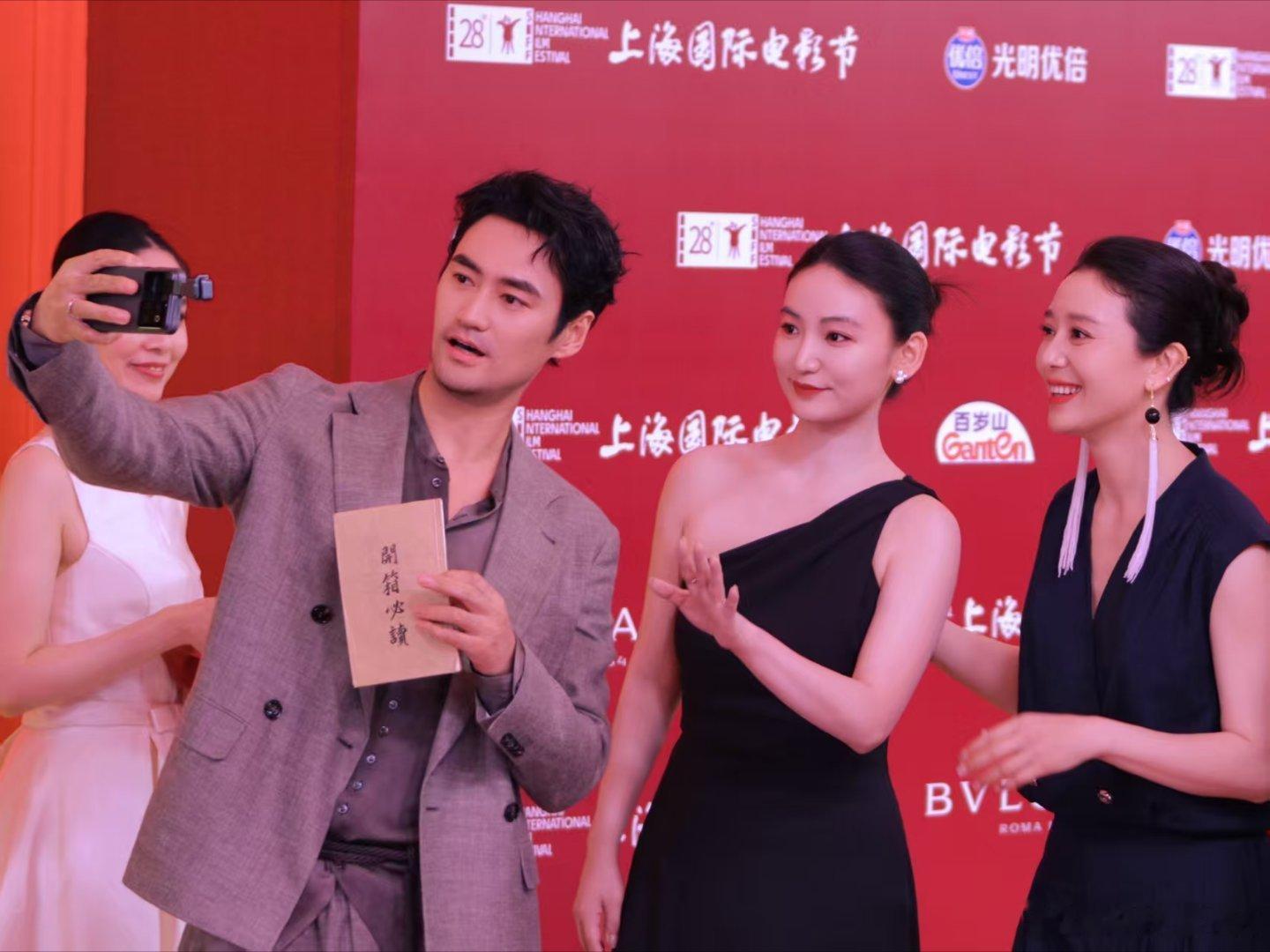 明星走红毯也喜欢看热闹上影节红毯名场面来了！袁弘离场时掏出手机边走边拍，直接上演