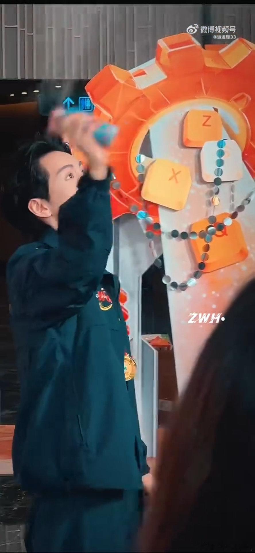 2025最后一场雪是曾舜晞下的 冬日最治愈的画面莫过于此，曾舜晞颜值超能打，还送