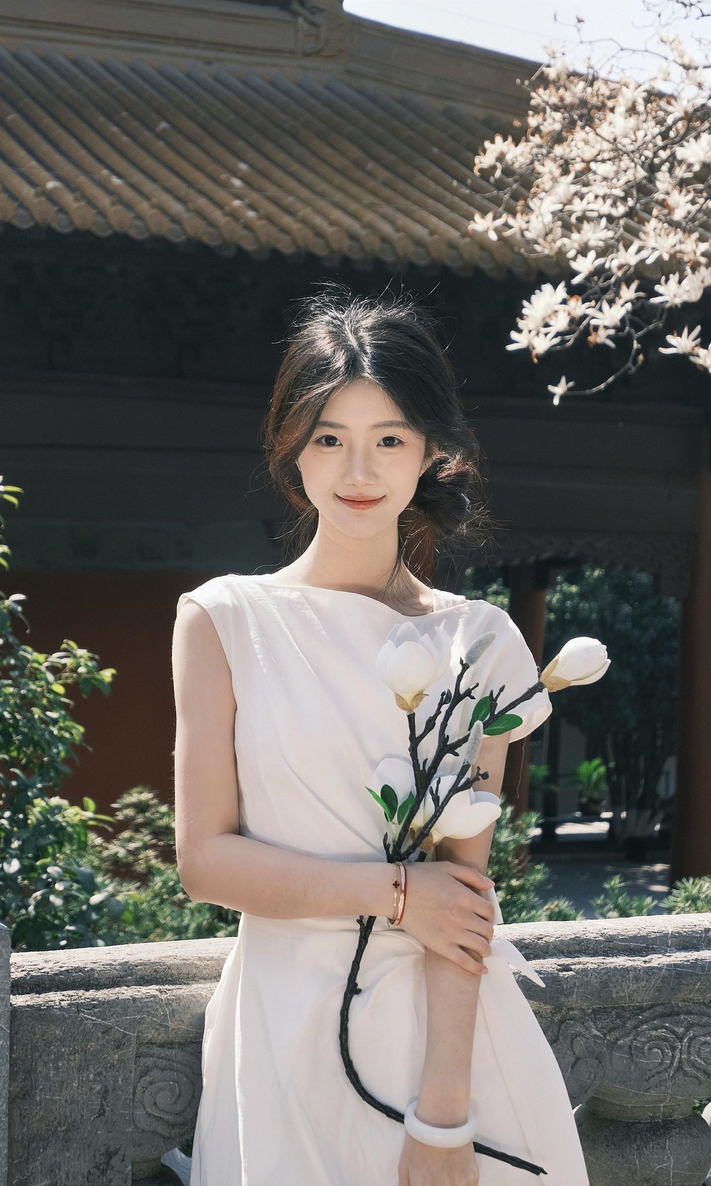 惟愿春日不迟相逢终有时。