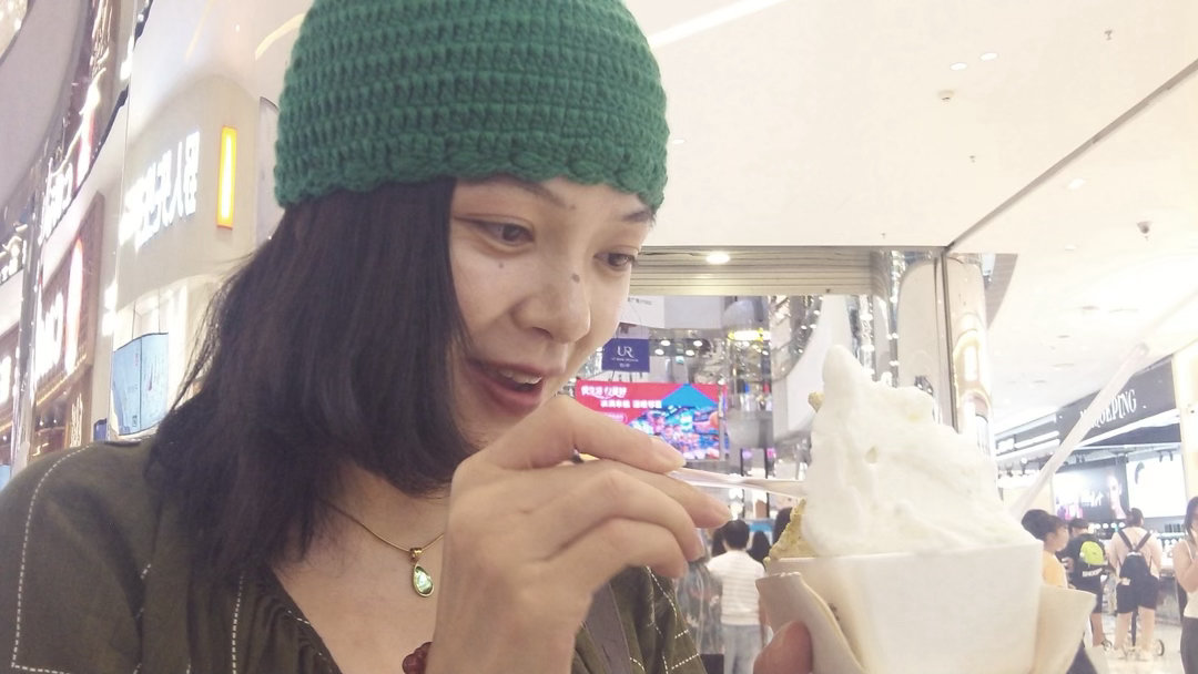 进城那天，她第一次吃到了38块钱的冰激凌。他拿着破烂的柯达相机，记录了下来。 ​