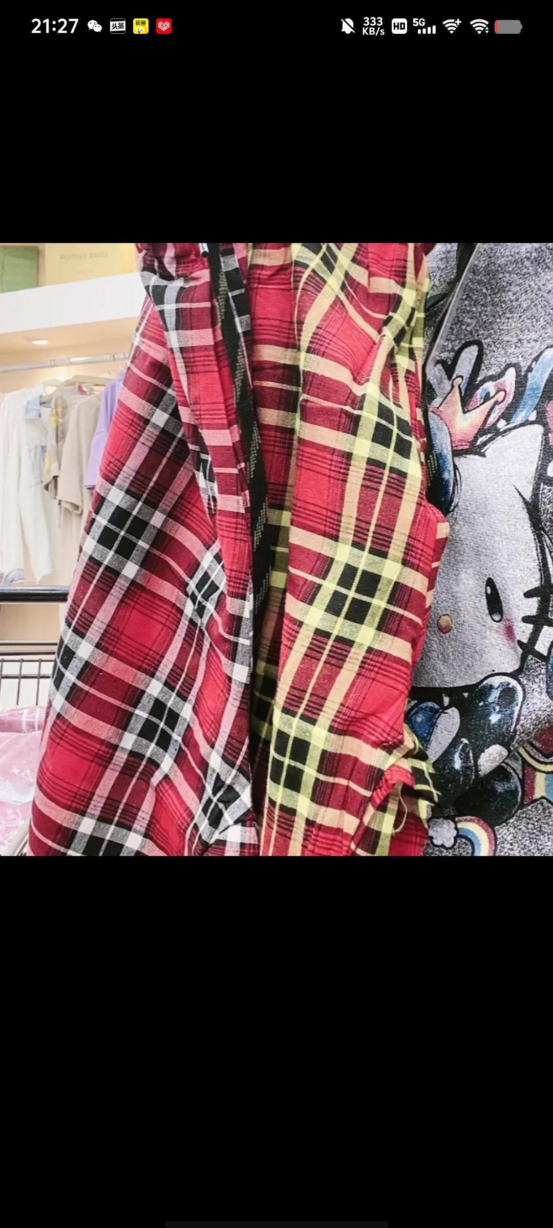 我去年去我妈那边玩，然后就是我穿的是一套短袖短裤[呃R]我妈妈和小姨想帮我挑衣服