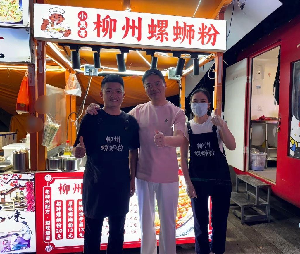 京东的刘强东昨晚现身福州祥坂夜市 东哥人还是很随和的 还与夜市摊主合影 