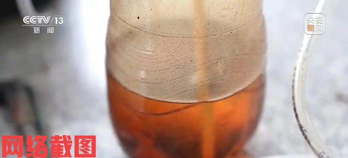 浙江台州有女子逛集市。

女子手上带有金手镯，突然耳边传来有人叫喊她的声音，女子