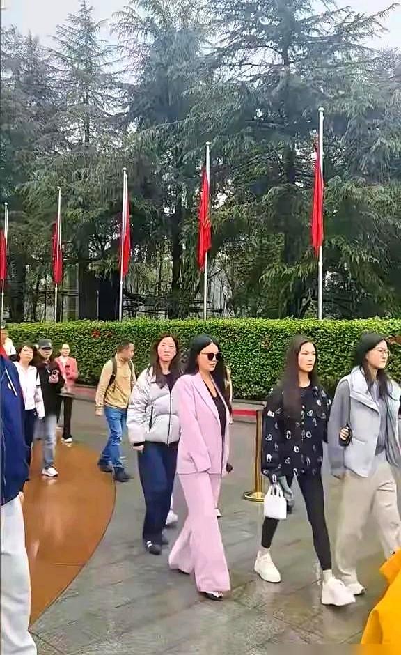 李湘真是个狠人！

两个月不见，直接瘦了20斤。最近她带王诗龄去韶山献花，被路人