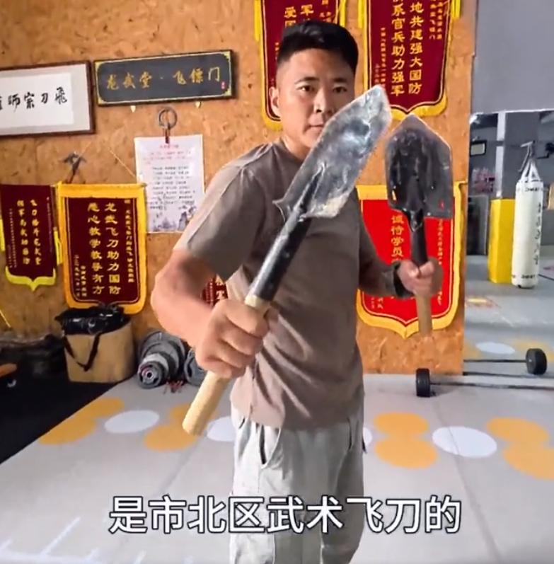 青岛90后硬核小伙把工兵铲当飞刀耍，山东青岛有位90后小伙鞠真飞在网上火了，原因