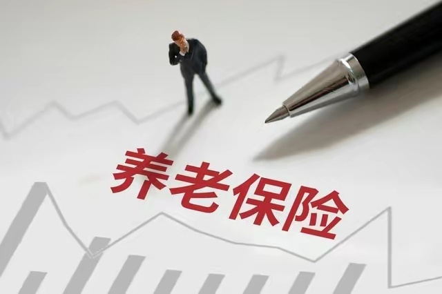 #在职1万退休后只能拿4000# 这个话题有些瞎扯的意思，完全是断章取义。看养老