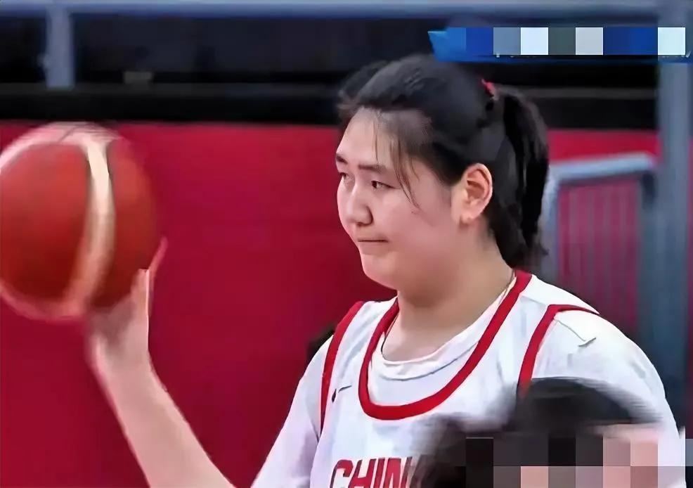 在临沂奥体中心，身高2米26的山东女孩张子宇脱下热身服的瞬间，近万名现场观众的目