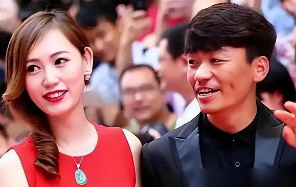 马蓉估计肠子都悔青了。儿子王子豪走红毯，全程紧牵冯清的手，比亲妈还亲。
 
你看