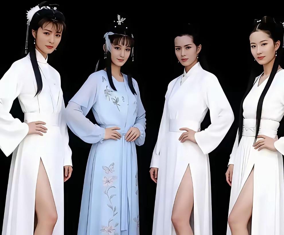 早期同框里，刘亦菲气质最为稚嫩，满满的少女感，像灵动小女生。一旁几位成熟大方，自