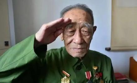 他是强渡大渡河的营长，却被当“汉奸”批斗二十年，杨得志登门见其惨状，当场写下一行