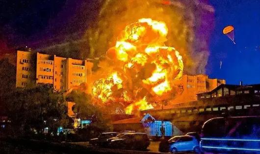 钢铁堡垒被烧红！俄炸弹堵死缺口，乌军大量尸体被烧焦，乌总司令急赴前线，俄军随时可