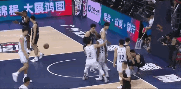 CBA赛场再次发生冲突，郭士强麾下第一战将陈盈骏与对方外援发生冲突，杨瀚森本来是