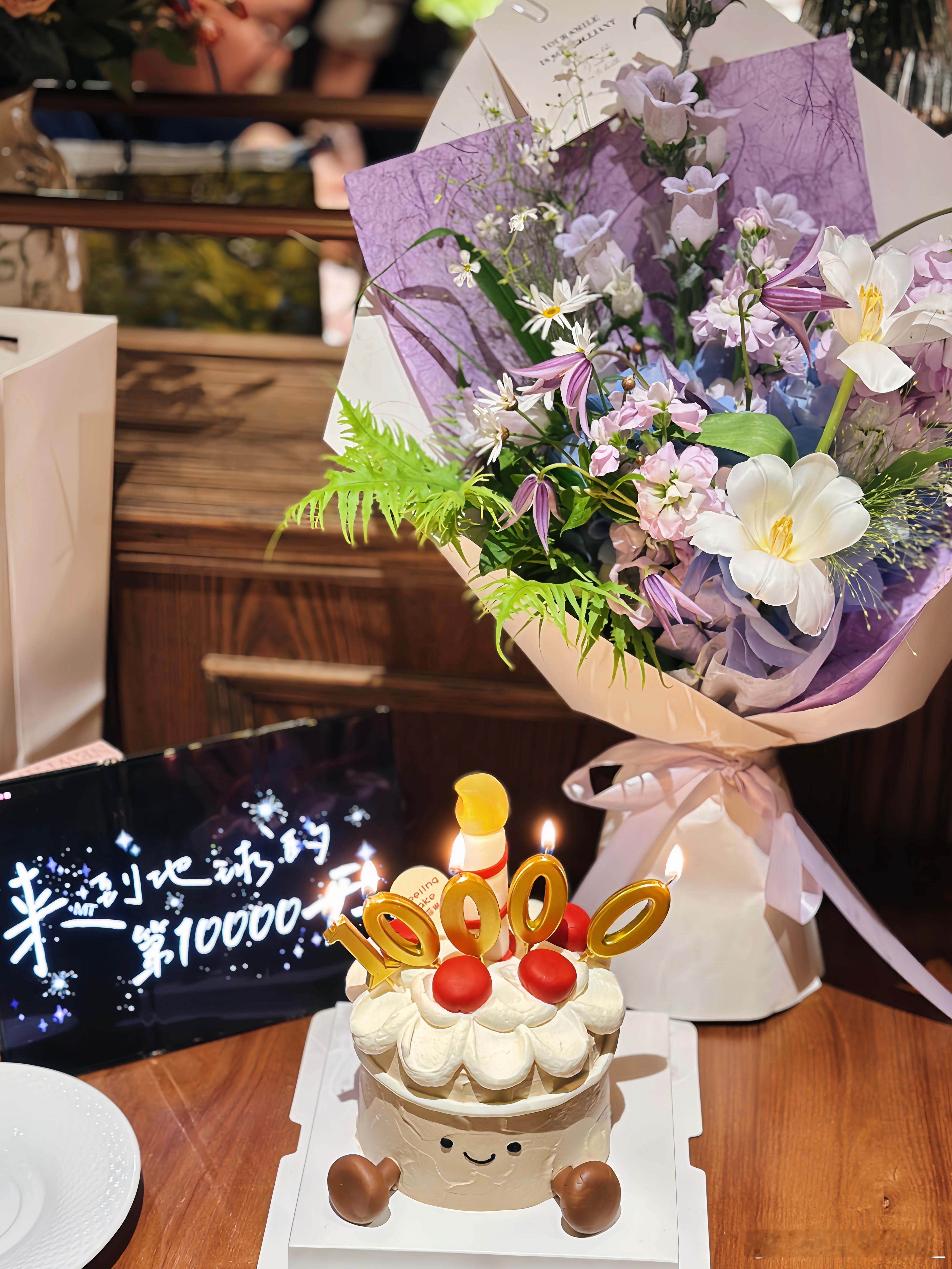 恭喜这位女士勇闯地球的第10000天💜 ​​​
