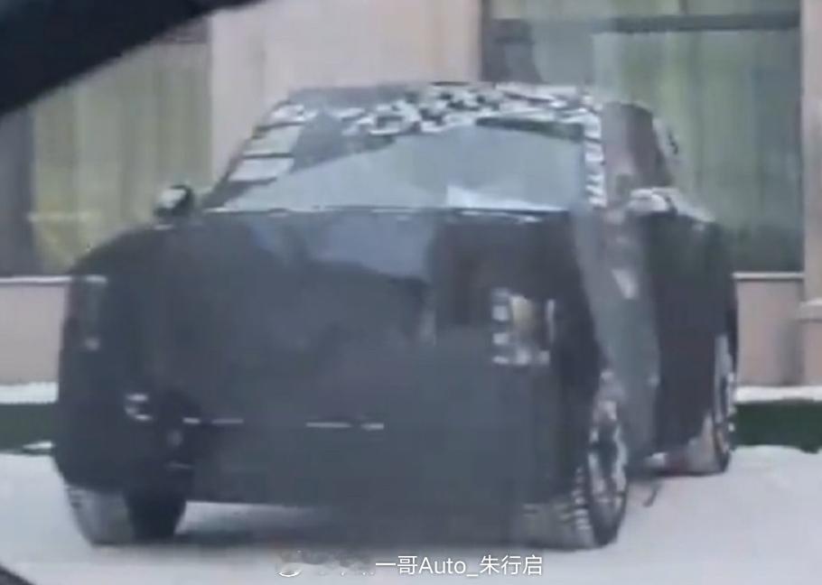 全新尊界SUV的谍照图曝光前脸部分采用了竖灯的造型设计看起来倒是挺像库里南