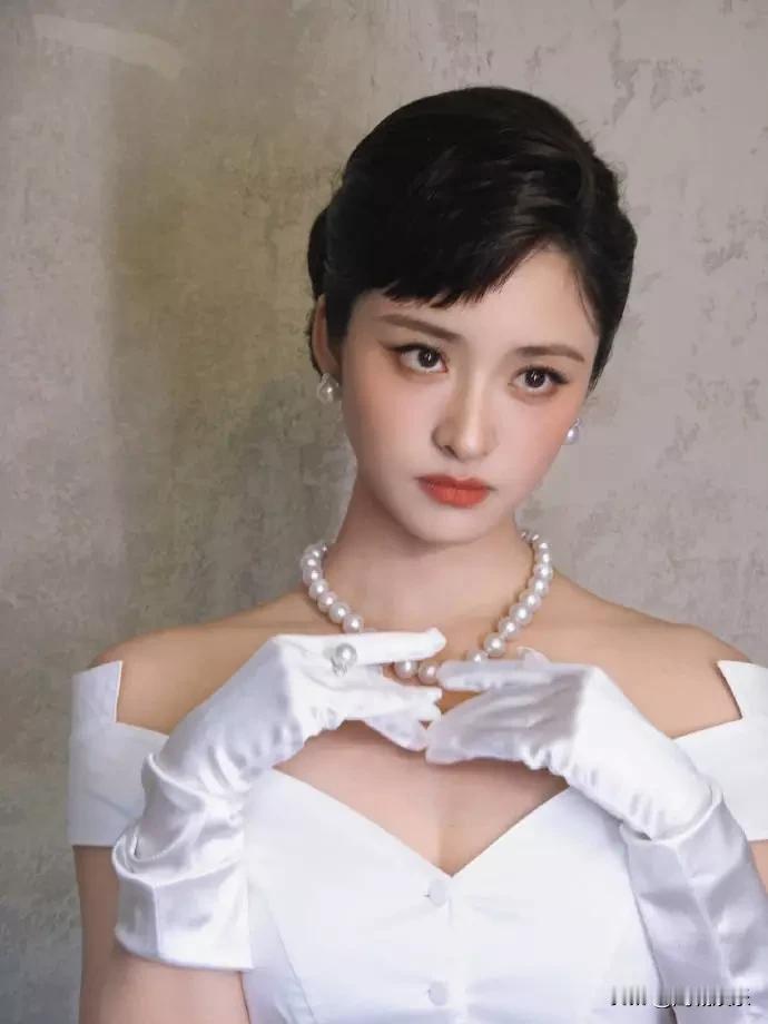 沈月变身“珍珠少女”，罗马假日风甜到犯规

白上衣配鹅黄长裙，珍珠项链搭白手套，