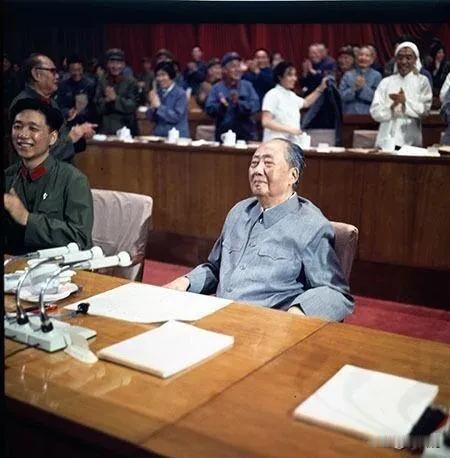 这时，教员已经站不起来了，
可是，他让全国人民不再跪，
教员，才是那个感叹时间真