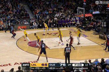 骑士的二年级秀杰隆-泰森已经拿下20分，外加5板5助湖人vs骑士