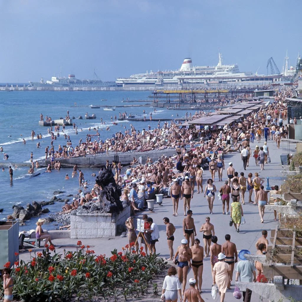 苏联 索契 的海滨长廊和海滩，1973 年。