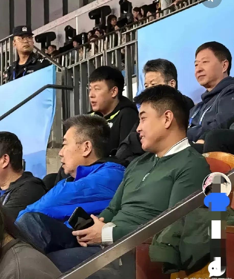 国乒教练组集体来到全运会赛场，一起坐在看台上看比赛，为国乒下一个奥运周期物色好苗
