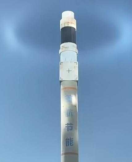 甘肃敦煌戈壁滩上，一座260米高的“人造太阳”，白天疯狂存阳光，夜晚持续发电11
