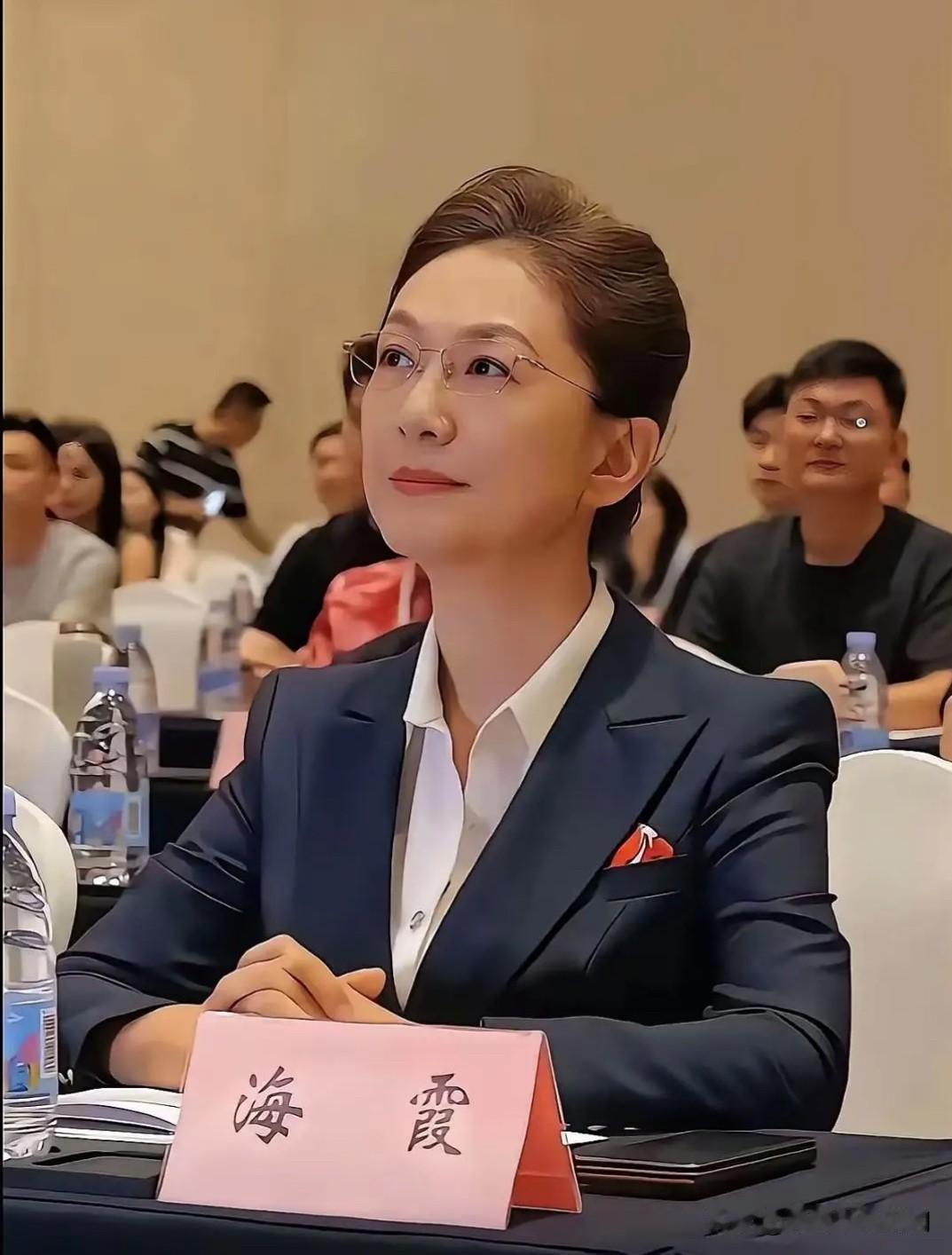 海霞，中央广播电视总台知名《新闻联播》主播，现任总台总编室播音员主持人管理中心副
