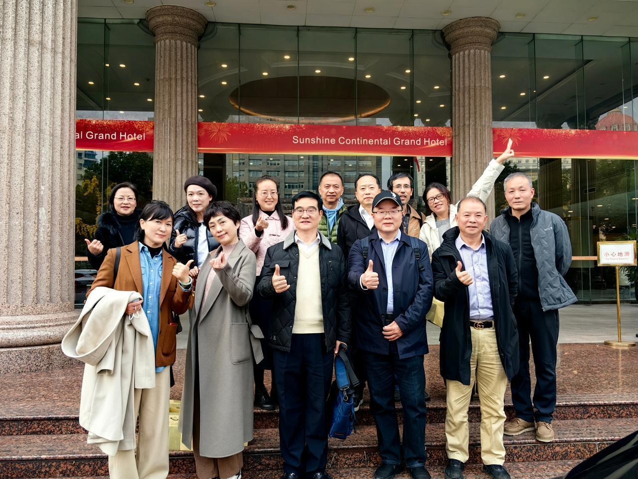 她驻足紧盯着我，我却只轻乜了她一眼，然后绕过，直到听见身后的那声呼唤。

周三上