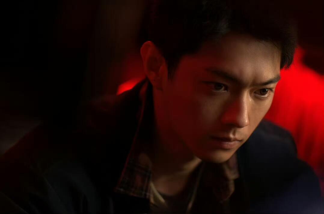 许凯演陈辉算是脱敏治疗了 燥候“不soso”版许凯震碎内娱。这次他不害怕了，该别