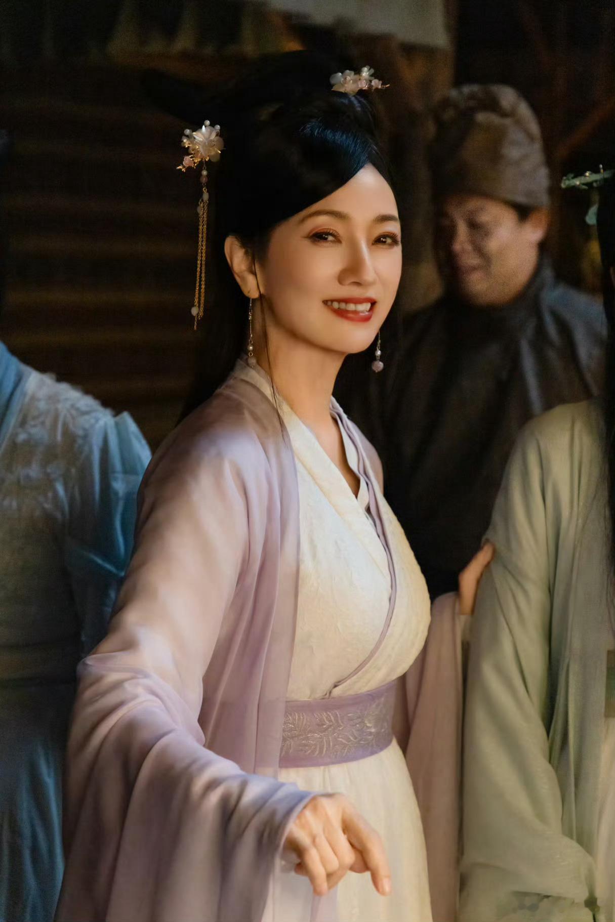 赵雅芝紫色汉服也太灵气啦！淡紫裙袂一摆，仿佛从画里走出的仙子，这状态哪里像岁月走