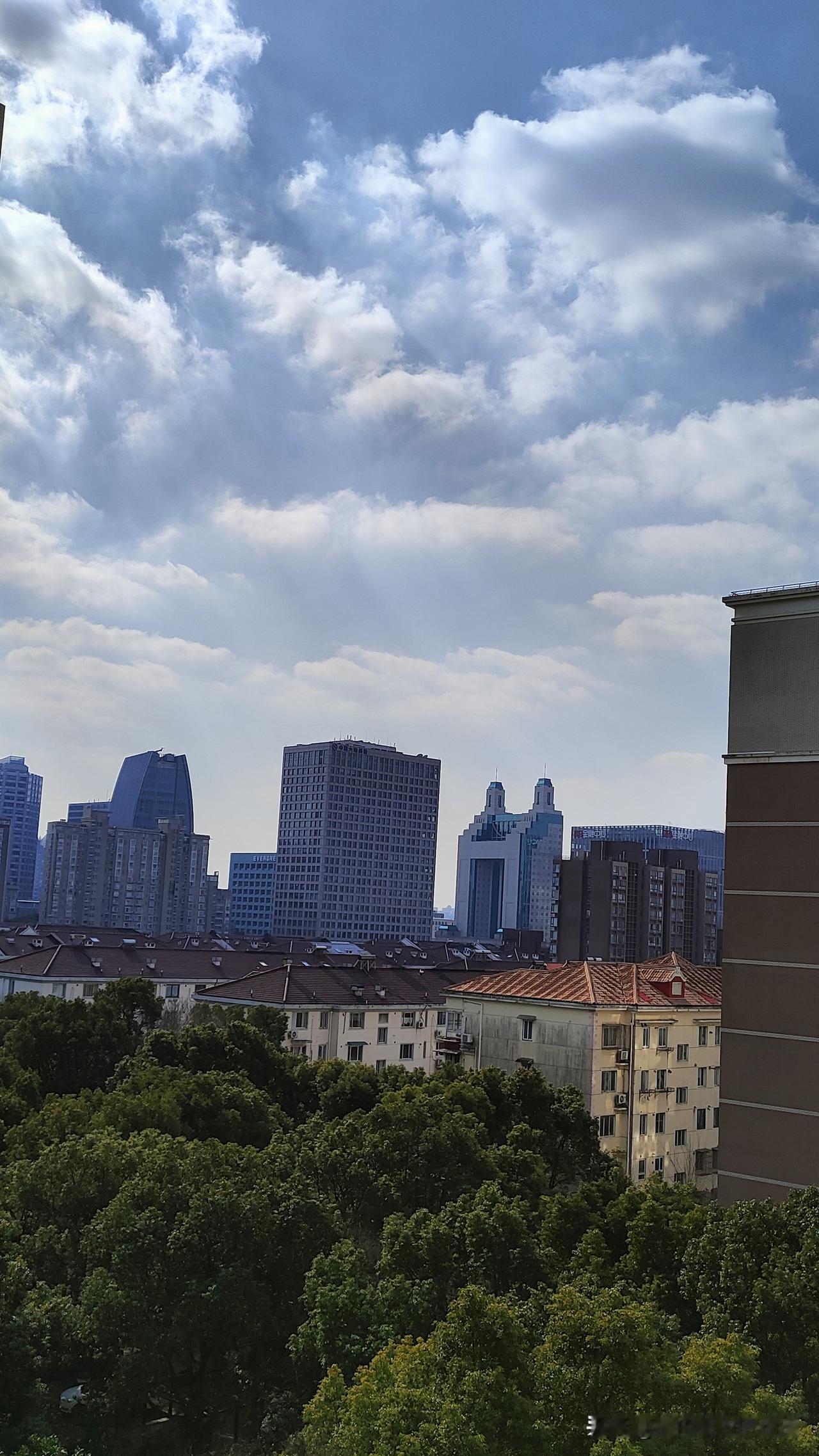 谁懂啊！
连着阴了好几天，今天一拉开窗帘直接被这天空美到——蓝天裹着大朵大朵的云