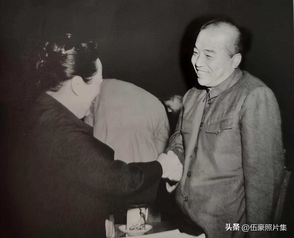 1953年9月12日，宋庆龄副主席出席中央人民政府委员会第二十四次会议期间，和志