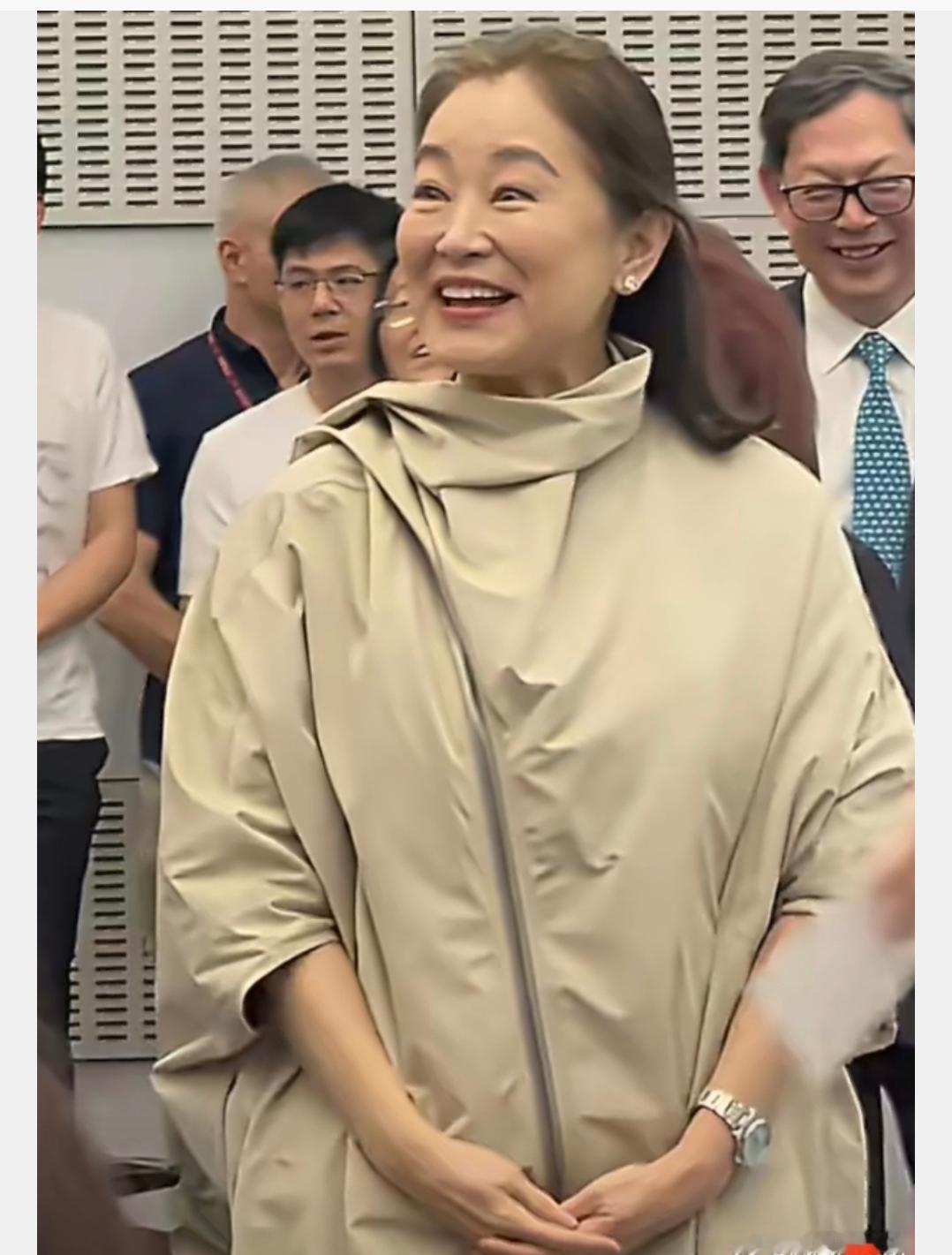 72岁林青霞素颜白发亮相大学讲堂，是优雅典范还是美人迟暮？这一话题瞬间引爆网络热