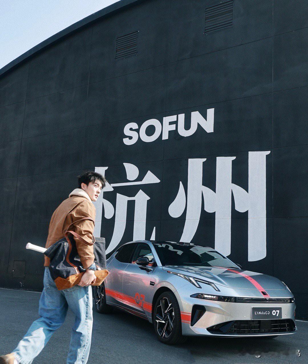 我的方向 掌握在自己手上

都市里的松弛感，不必刻意寻找
握住全新领克07 EM